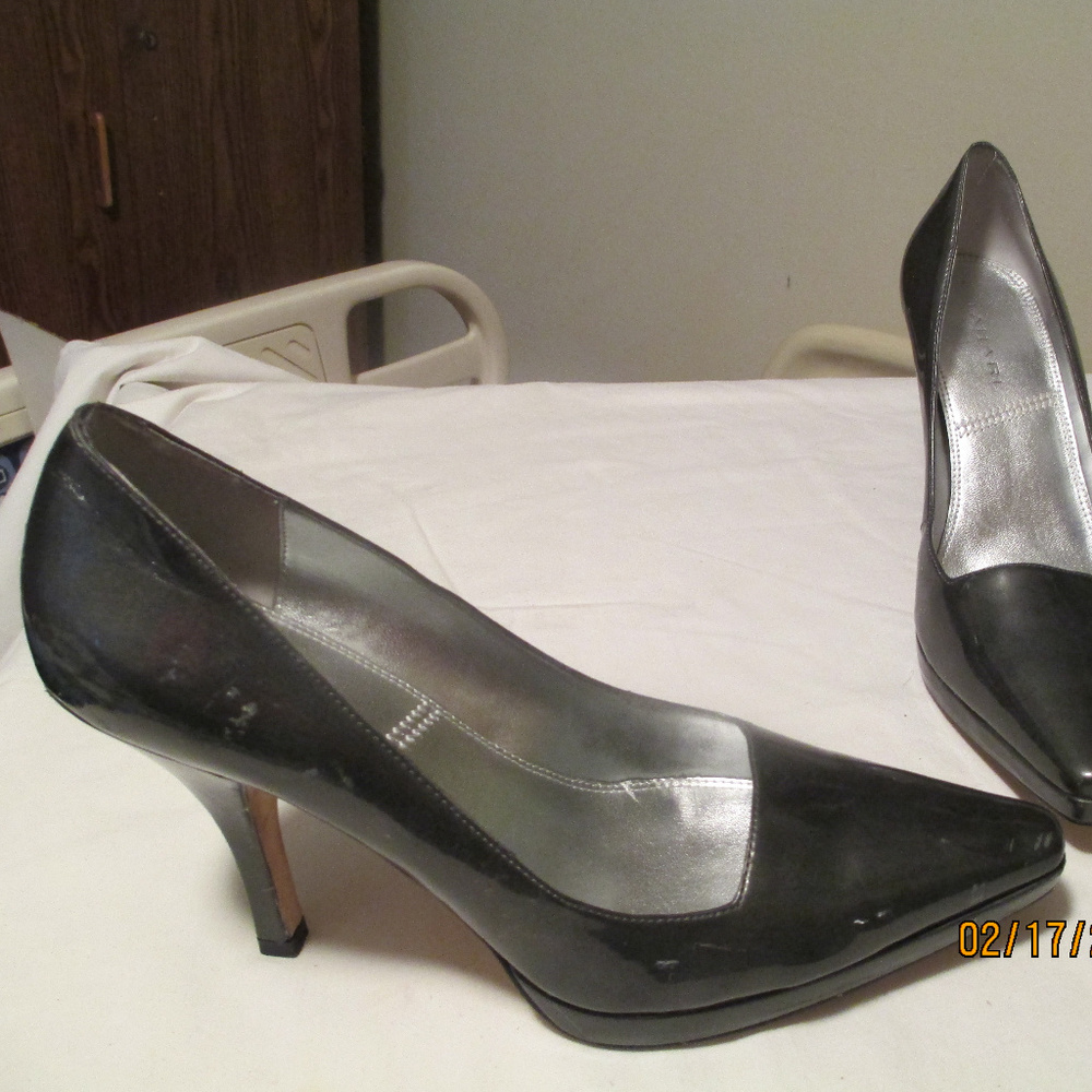 Tahari charcoal metallic platforn heels sz 8.5